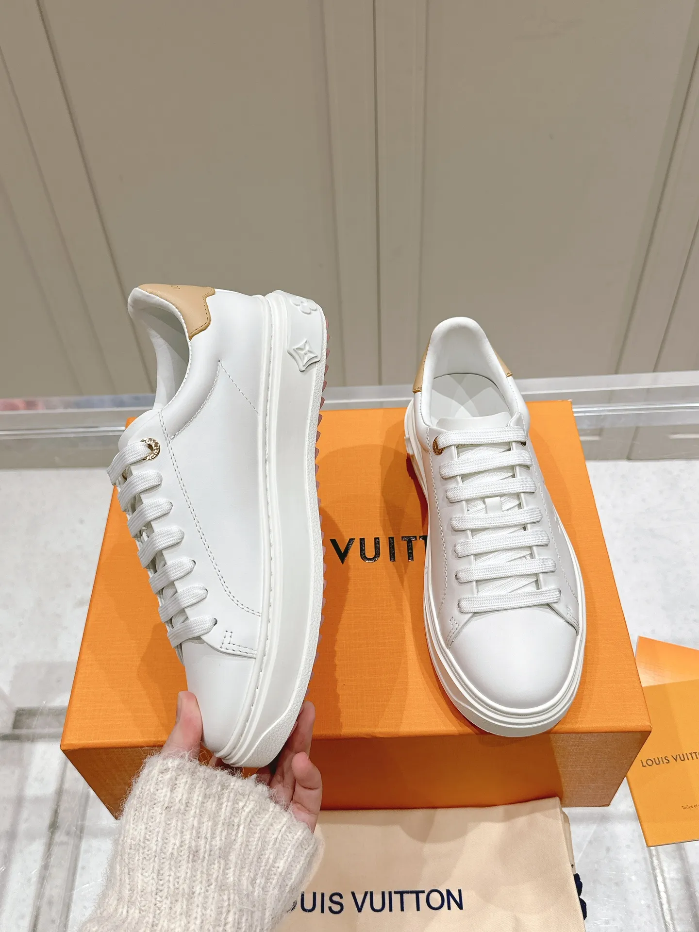 👟👟Ex-factory price 560👟👟 LV new white shoes, four-leaf clover🍀sunflower🌞 charm, add naughty and lively color to simple white shoes, easy to wear and durable, code number: 35+40 (41 customized)